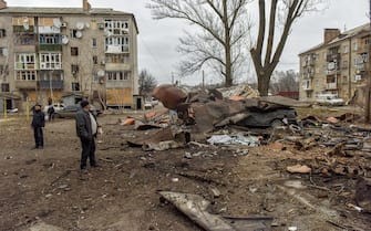 epa10436261 Local residents inspect the site of a Russian rocket strike in Konstyantynivka town, Donetsk region, eastern Ukraine, 28 January 2023. Three civilians were killed, and at least two injured as a result of Russia s missile strike on the city of Kostyantynivka, according to Pavlo Kyrylenko, the head of the regional administration.  EPA/OLEG PETRASYUK