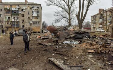 epa10436261 Local residents inspect the site of a Russian rocket strike in Konstyantynivka town, Donetsk region, eastern Ukraine, 28 January 2023. Three civilians were killed, and at least two injured as a result of Russia s missile strike on the city of Kostyantynivka, according to Pavlo Kyrylenko, the head of the regional administration.  EPA/OLEG PETRASYUK