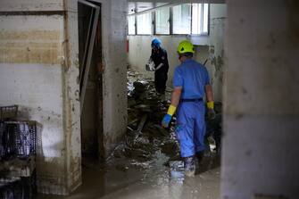 Alluvione in Emilia Romagna - Biblioteca vescovile di Forlì allagata, libri del 1500, 70 volontari, catena umana per portarli fuori