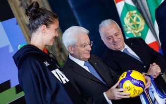 La cerimonia al Quirinale Il Presidente della Repubblica Sergio Mattarella riceve un pallone in regalo dal capitano della nazionale di volley femminile Anna Danesi durante la cerimonia di restituzione della Bandiera degli atleti italiani di ritorno dai Giochi Olimpici e Paralimpici di Parigi 2024, Quirinale, Roma 23 settembre 2024. ANSA/FABIO FRUSTACI
