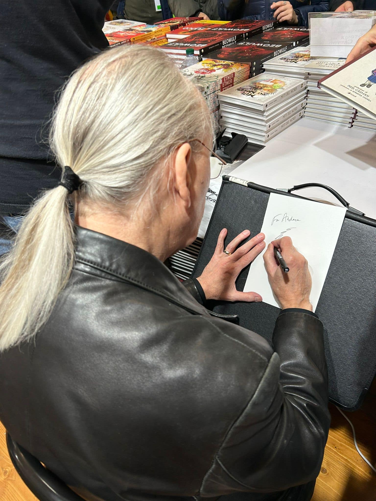 Bryan Talbot durante una sessione di firmacopie a Lucca Comics & Games 2023 Bryan Talbot durante una sessione di firmacopie a Lucca Comics & Games 2023