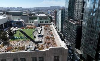 SAN FRANCISCO, CALIFORNIA - JULY 31: Workers start to dismantle a large X logo on the roof of X headquarters on July 31, 2023 in San Francisco, California. Just over 48 hours after a large X logo with bright pulsating lights was installed on the roof of X headquarters in San Francisco, workers dismantled the structure on Monday morning. The city of San Francisco opened a complaint and launched an investigation into the structure and residents in neighboring buildings complained of the sign's bright strobe lights.   Justin Sullivan/Getty Images/AFP (Photo by JUSTIN SULLIVAN / GETTY IMAGES NORTH AMERICA / Getty Images via AFP)