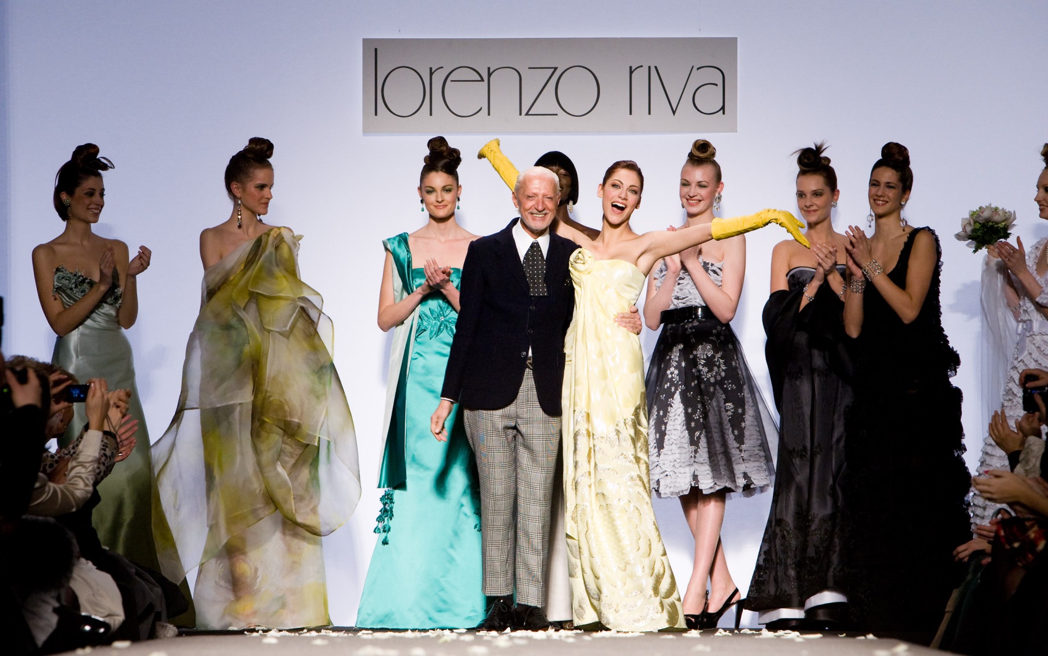 Lorenzo Riva, le sue creazioni fra vestiti di alta moda e abiti da ...