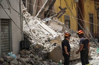 La palazzina di tre piani crollata a Torre del Greco, in provincia di Napoli, 16 luglio 2023. Sono tre, nessuna delle quali in pericolo di vita, le persone estratte vive dalle macerie della palazzina crollata a Torre del Greco e condotte in ospedale. Le condizioni più serie sono quelle di una 19enne, ricoverata con fratture in varie parti del corpo. Sono state medicate per lievi ferite anche due persone che transitavano in strada al momento del crollo, colpite da alcuni frammenti. E' questo al momento il bilancio delle operazioni di soccorso, che comunque proseguono./// The three-story building that collapsed in the province of Naples town of Torre del Greco, Italy, 16 July 2023. There are three people, none of them in danger of life, extracted alive from the rubble of the collapsed building in Torre del Greco and taken to hospital. The most serious conditions are those of a 19-year-old, hospitalized with fractures in various parts of her body. Two people who were passing on the street at the time of the collapse, hit by some fragments, were also treated for minor injuries. This is at the moment the balance sheet of the rescue operations, which are still going on. ANSA/CESARE ABBATE