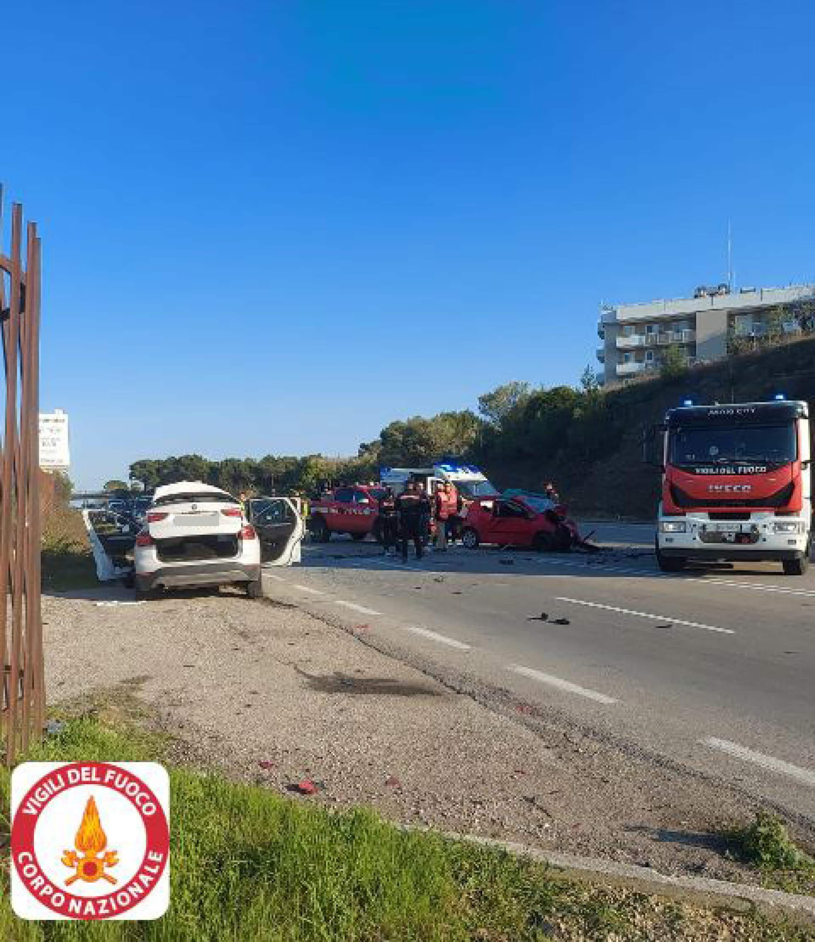 Tre persone sono morte e altre tre sono rimaste ferite in un incidente stradale avvenuto sulla statale 100, all'altezza di Mottola, in provincia di Taranto, 17 marzo 2024. Secondo quanto emerso finora sono due le auto coinvolte: una Bmw di grossa cilindrata e una Peugeot che per cause in fase di accertamento si sono scontrate frontalmente. Per le tre vittime, che viaggiavano sulla stessa auto, l'impatto è stato mortale. I feriti invece sono stati soccorsi dal personale del 118 e trasportati in ospedale.
ANSA/ VIGILI DEL FUOCO
+++ ANSA PROVIDES ACCESS TO THIS HANDOUT PHOTO TO BE USED SOLELY TO ILLUSTRATE NEWS REPORTING OR COMMENTARY ON THE FACTS OR EVENTS DEPICTED IN THIS IMAGE; NO ARCHIVING; NO LICENSING +++ NPK +++