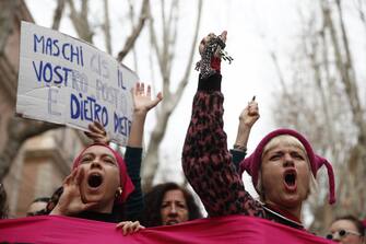 Striscioni alla manifestazione di "Non una di meno" per la Festa della Donna a Roma, 8 marzo 2025.
ANSA/ANGELO CARCONI