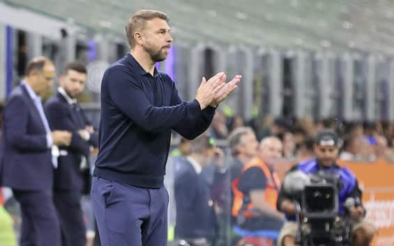 https://static.sky.it/editorialimages/99013cb2fbf7581573bec73774ef5c25f184eefa/skysport/it/calcio/serie-a/2025/05/11/verona-lecce-dove-vedere-tv-streaming/zanetti_ipa.jpg?im=Resize,width=565