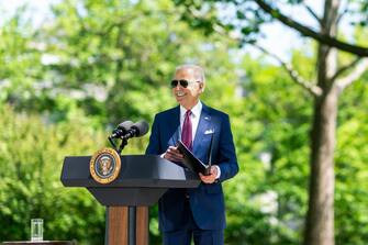 Joe Biden risponde alle domande dei giornalisti (e indossa gli occhiali da sole)