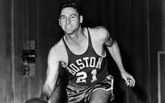BOSTON - 1960:  Bill Sharman #21 of the Boston Celtics poses for a mock action portrait in 1960 in Boston, Massachusetts. NOTE TO USER: User expressly acknowledges and agrees that, by downloading and or using this photograph, User is consenting to the terms and conditions of the Getty Images License Agreement. Mandatory Copyright Notice: Copyright 1960 NBAE (Photo by NBA Photos/NBAE via Getty Images)