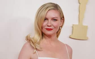 intervista col vampiro film cast ieri e oggi epa11212598 Kirsten Dunst arrives for the 96th annual Academy Awards ceremony at the Dolby Theatre in the Hollywood neighborhood of Los Angeles, California, USA, 10 March 2024. The Oscars are presented for outstanding individual or collective efforts in filmmaking in 23 categories. EPA/ALLISON DINNER
