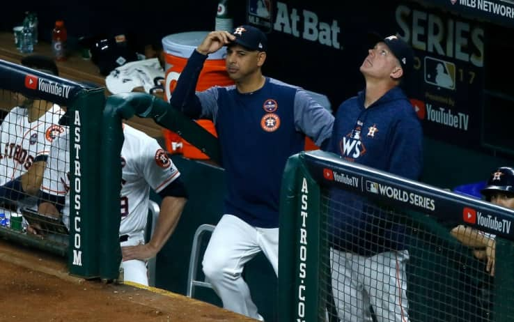 Alex Cora e A.J. Hinch nel dugout degli Houston Astros