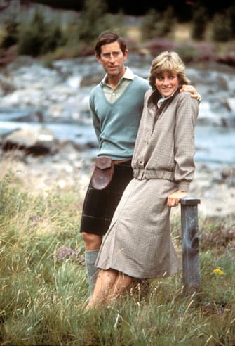[galleria](KIKA) - LONDRA - Sono passatiÂ 25Â anni da quel 31 agosto 1997 in cui Lady Diana morÃ¬ in un incidente automobilisticoÂ sotto il ponte de l&#39;Alma, a Parigi.GUARDA ANCHE:Â Diana - Tom Cruise, un amore sfumato per colpa dell&#39;altezzaLa sua scomparsa ha lasciato un vuoto incolmabile nel cuore dei figli William e HarryÂ e dei sudditi britannici, per i quali era la People&#39;s Princess, la principessa del popolo, come la definÃ¬ l&#39;allora premier Tony Blair. Lei stessa aveva detto che non aspirava al trono ma desiderava essere solo "aÂ queen in people&#39;s hearts", una regina nei cuori della gente.Appartenente alla piÃ¹ antica nobiltÃ  britannica,Â Diana Spencer entrÃ² giovanissima a far parte della famiglia reale sposando il principe Carlo. Sembrava una favola, ma si rivelÃ² presto un incubo: i continuiÂ tradimentiÂ del marito con l&#39;amante di sempre, Camilla Parker-Bowles, e l&#39;ostilitÃ  della famiglia reale la trasformarono nella â  principessa tristeâ  . Solo l&#39;amore dei suoi figli eÂ l&#39;impegno nel sociale, a favore dei bambini e contro le mine antiuomo, riuscivano a renderla felice e soddisfatta di sÃ©.A distanza di 25Â anni,Â nuove rivelazioni mostrano la solitudine in cui la principessa Ã¨ vissutaÂ a corte e soprattutto tra le mura domestiche. L&#39;amore dei suoi sudditi perÃ², Ã¨ rimasto intatto.Rivivi la sua storia in questa gallery

