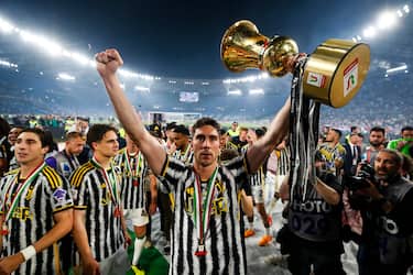 JuventusÕ Dusan Vlahovic with JuventusÕ players celebrate with the trophy during the winning ceremony after Coppa Italia final the Italian Cup (Coppa Italia) final soccer match between Atalanta BC and Juventus FC at the Olimpico stadium in Rome, Italy, 15 May 2024. ANSA/ANGELO CARCONI
