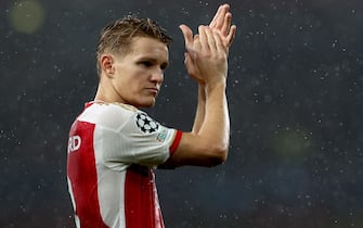 epa10873129 Martin Odegaard of Arsenal applauds fans after the UEFA Champions League Group B match between Arsenal London and PSV Eindhoven in London, Britain, 20 September 2023. Arsenal won 4-0.  EPA/NEIL HALL