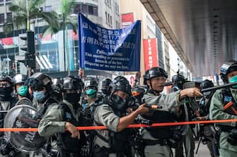 HONG KONG, CHINA - MAY 27: Police use pepper spray projectile during a Lunch With You rally in Central district on May 27, 2020 in Hong Kong, China. Chinese Premier Li Keqiang said on Friday during the National People's Congress that Beijing would establish a sound legal system and enforcement mechanism for safeguarding national security in Hong Kong.(Photo by Anthony Kwan/Getty Images)