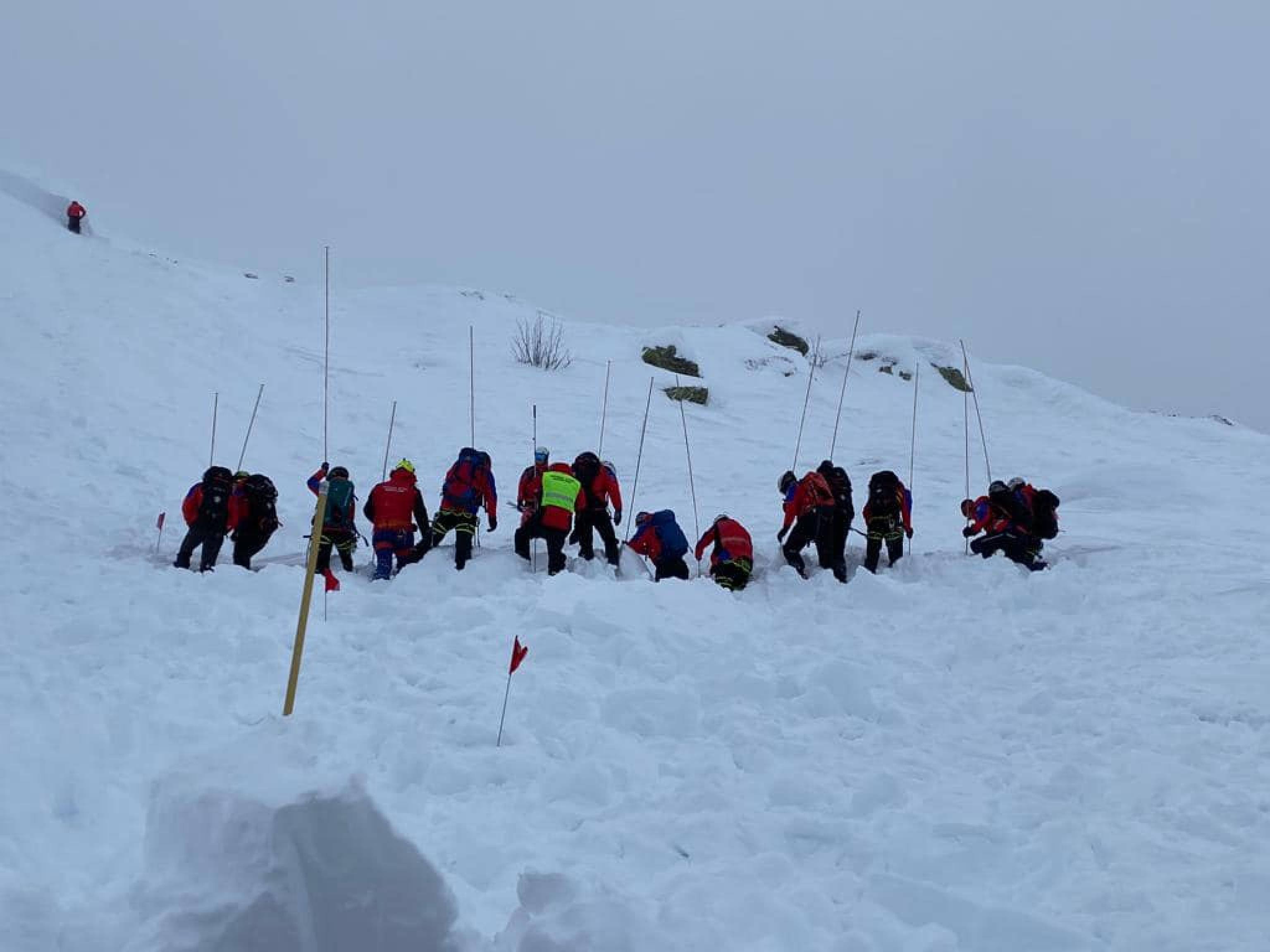 L'intervento del soccorso alpino per salvare due ragazzini di 10 e 11 anni travolti da una valanga durante un fuoripista a Racines, in Alto Adige, 7 gennaio 2024. La slavina è avvenuta in un canalone fuoripista nel comprensorio sciistico nelle vicinanze delle piste Rinneralm e dell'impianto Enzian. 
ANSA/ SOCCORSO ALPINO +++HO - NO SALES EDITORIAL USE ONLY++