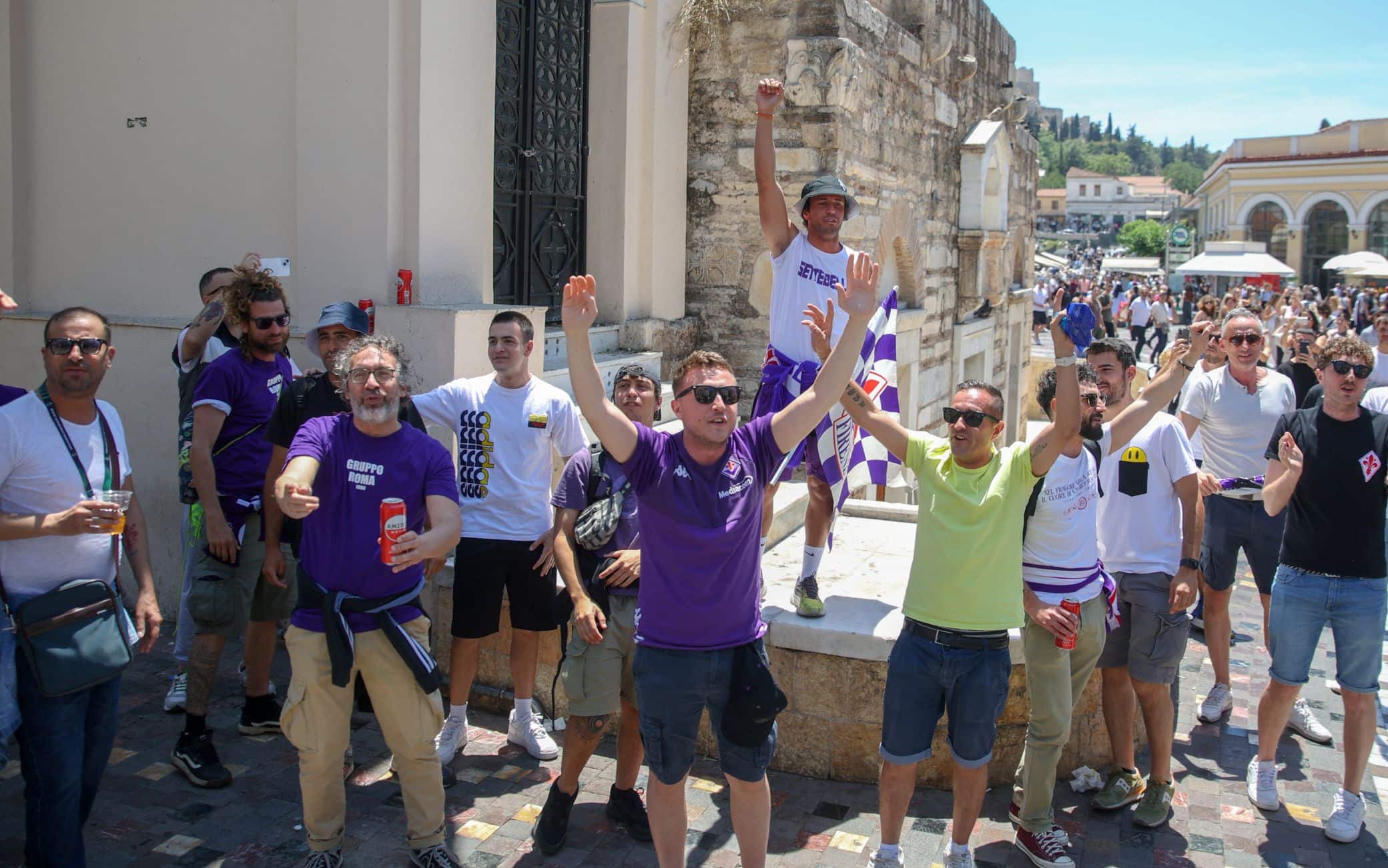 I tifosi viola per la città di Atene nella giornata della finale.