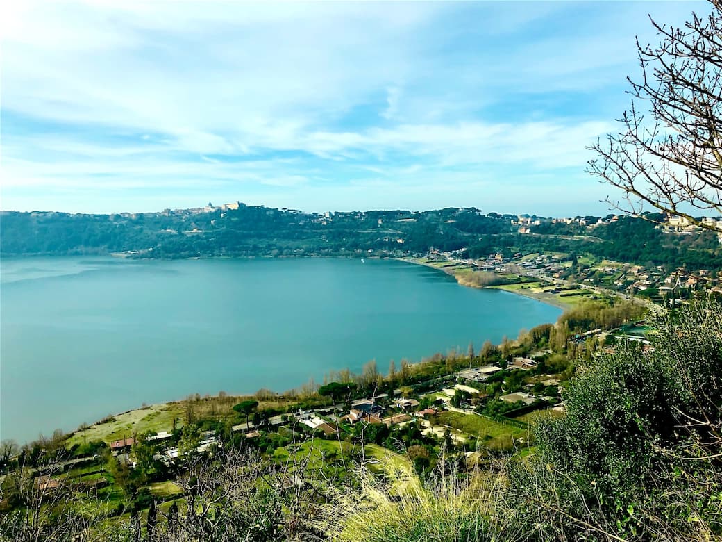 Castel_Gandolfo_e_il_lago_di_Albano_Roma._Photo_by_Mark_F._on_Unsplash.jpg