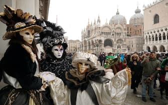 Tre personaggi, vestiti di costumi di fantasia,  posano in piazza San Marco, per il carnevale veneziano, oggi 18 febbraio 2023. ANSA/ANDREA MEROLA