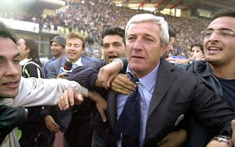 L'allenatore della Juventus Marcello Lippi festeggia il 26?? scudetto bianconero subito dopo la vittoria per 2-0 a Udine che lo sancisce, in contemporanea con la sconfitta dell'Inter sul campo della Lazio, 5 maggio 2002. ANSA