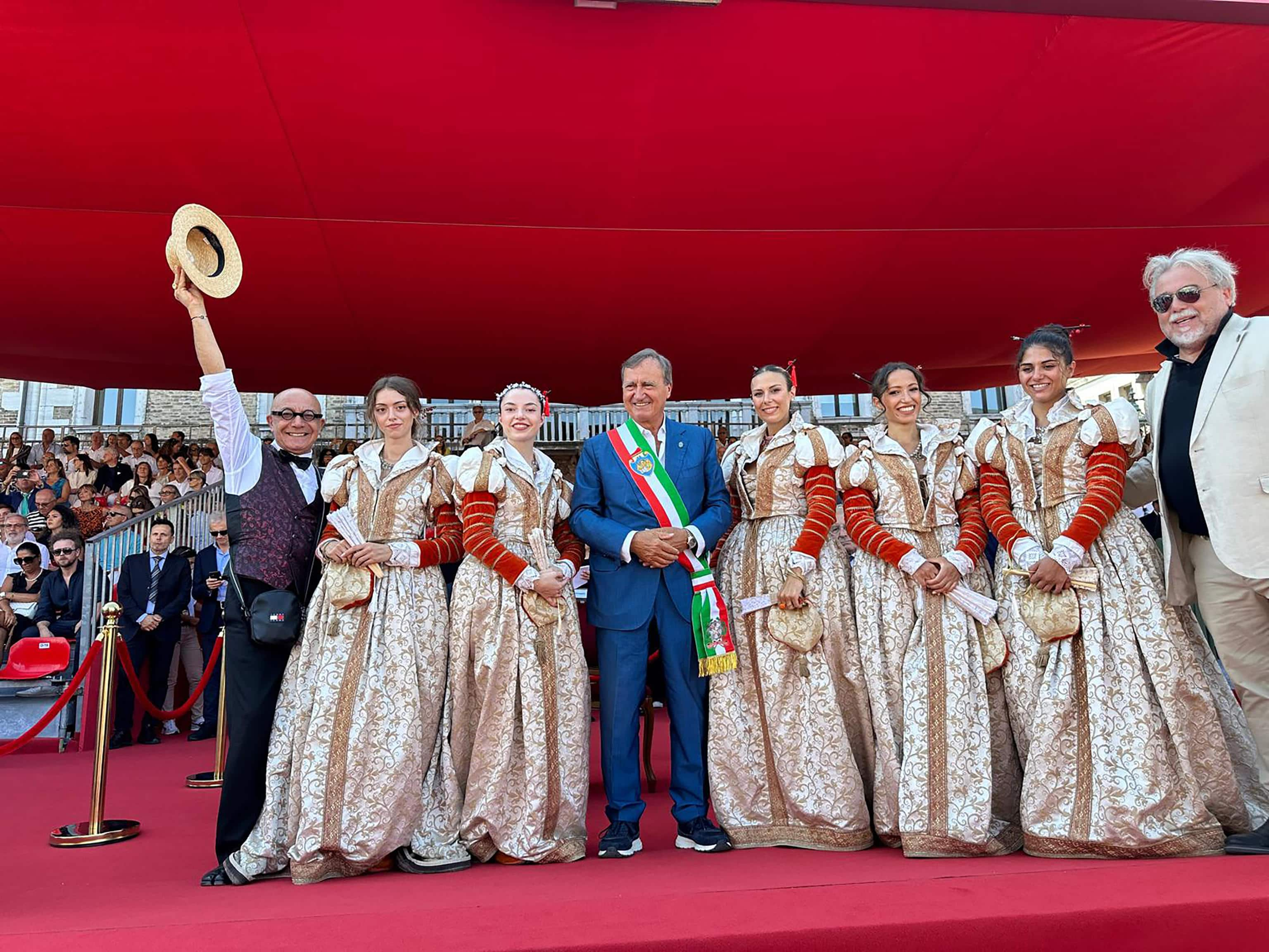 Il sindaco di Venezia Luigi Brugnaro posa sorridente tra le Marie del Carnevale, sul palco delle autorità, durante il passaggio delle barche storiche lungo il Canal Grande, a inizio della annuale Regata Storica, Venezia 1 settembre 2024. ANSA/ANDREA MEROLA

---------------------------- 

Venice Mayor Luigi Brugnaro (C) poses smiling among the Carnival Maries on the authorities' stage during the passage of the historic boats along the Grand Canal at the start of the annual Historical Regatta, Venice 1 September 2024. ANSA/ANDREA MEROLA