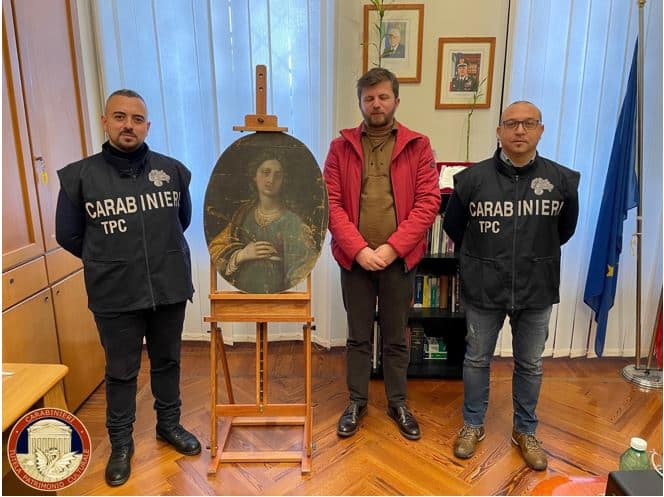 Il frammento di pala d'altare ritrovato dai carabinieri