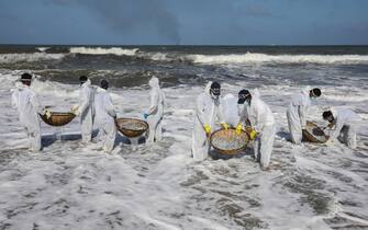 Il recupero dei granuli sulla costa dello Sri Lanka
