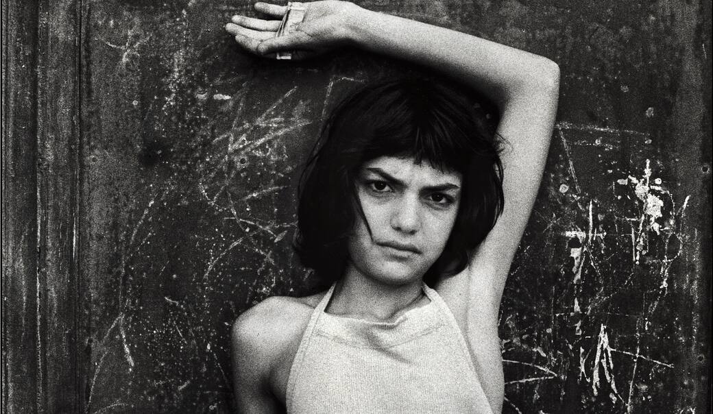 Quartiere_Cala._La_bambina_con_il_pallone._Palermo_1980_(c)_Archivio_Letizia_Battaglia_(1)_(1).jpeg