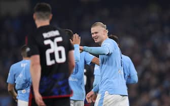 epa11202872 Erling Haaland (R) of Manchester City celebrates with teammates after scoring the 3-1 goal during the UEFA Champions League Round of 16, 2nd leg soccer match Manchester City vs FC Copenhagen, in Manchester, Britain, 06 March 2024.  EPA/ADAM VAUGHAN