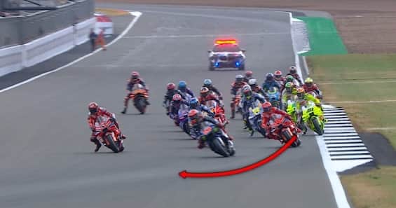 https://static.sky.it/editorialimages/998ab1055a0ea09e16e8daf9e53ff555cbada733/skysport/it/motori/motogp/video/2025/05/24/marc-marquez-partenza-sprint-race-silverstone-sky-tech/og_marc_screen_8.jpg?im=Resize,width=565