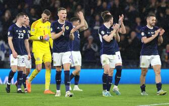 epa10548019 Scott McTominay (C) of Scotland and teammates celebrate after the UEFA EURO 2024 qualification match between Scotland and Spain in Glasgow, Britain, 28 March 2023. Scotland won 2-0.  EPA/Robert Perry