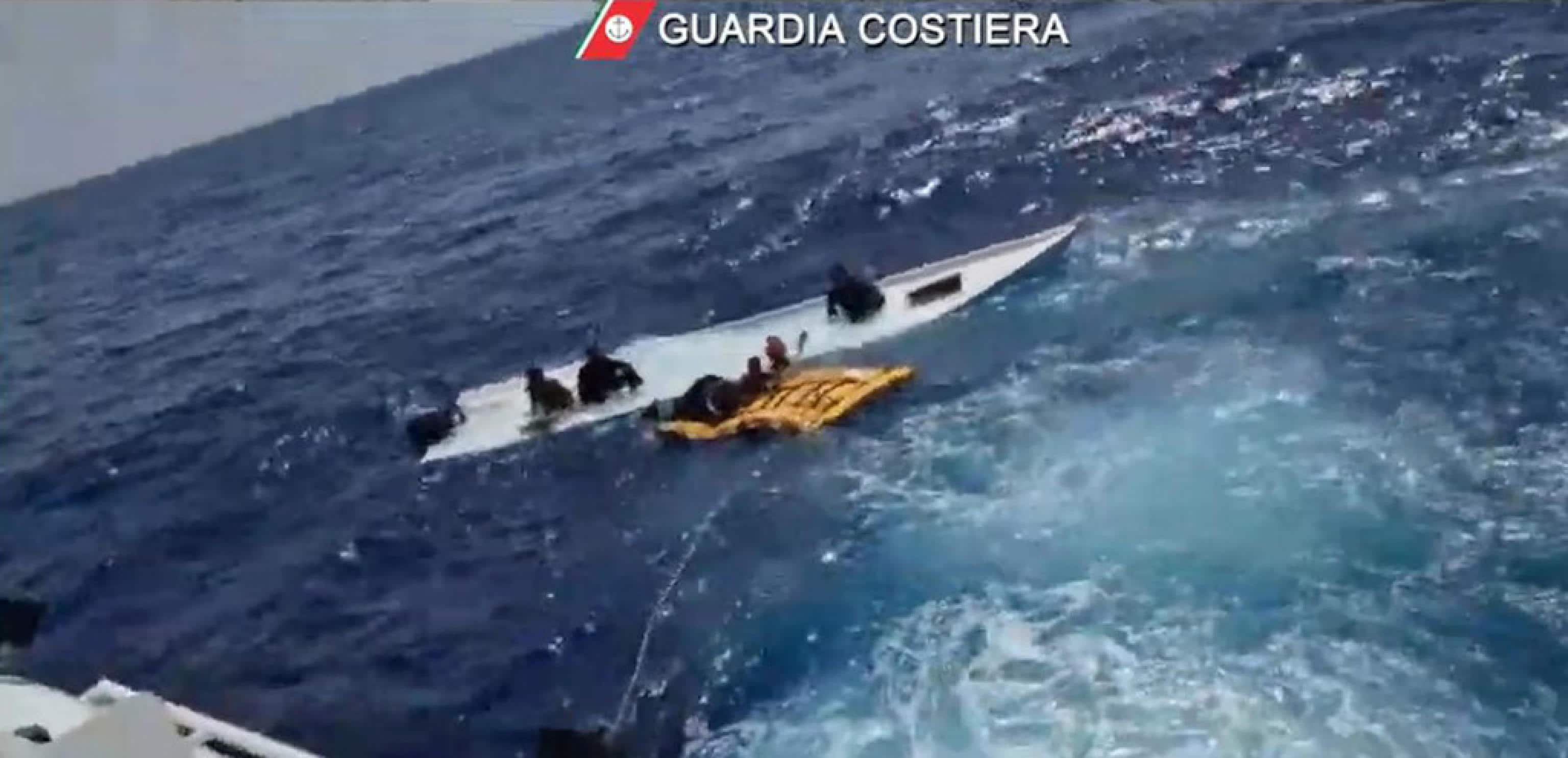 (FRAME DA VIDEO GUARDIA COSTIERA) L'intervento di soccorso della Guardia Costiera a seguito del naufragio di un barcone carico di migranti, 04 settembre 2024. La barca, con a bordo 28 persone, si è capovolta dopo circa un giorno di navigazione, quindi ancora in acque territoriali libiche. I 7 superstiti sono stati per tre giorni alla deriva, sul natante capovolto, fino a quando non sono stati intercettati e salvati dai militari della motovedetta Cp 324 della guardia costiera in acque territoriali italiane. A ricostruire il viaggio che si è trasformato in tragedia sono stati i sopravvissuti, tutti siriani. I 7, che vengono ascoltati adesso dai poliziotti della squadra mobile della questura di Agrigento presenti all'hotspot di Lampedusa, hanno riferito di essere partiti da Sabratah, in Libia, alle ore 16 di domenica. A loro dire, sul natante vi sarebbero stati soltanto sudanesi e siriani, tra cui 3 bambini.
ANSA/ GUARDIA COSTIERA
+++ ANSA PROVIDES ACCESS TO THIS HANDOUT PHOTO TO BE USED SOLELY TO ILLUSTRATE   NEWS REPORTING OR COMMENTARY ON THE FACTS OR EVENTS DEPICTED IN THIS IMAGE; NO   ARCHIVING; NO LICENSING +++ NPK +++