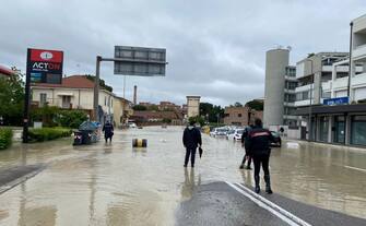 L'esondazione del fiume Savio in
zona Ponte Nuovo, a ridosso del centro di Cesena sta provocando
l'allagamento di alcune strade, con auto in sosta coinvolte e
l'acqua invade alcuni piani terra e scantinati, 16 Maggio 2023. ANSA/US COMUNE DI CESENA