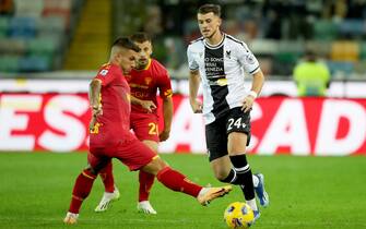 Udinese's Lazar Samardzic (R) and Lecce's Gabriel Strefezza in action during the Italian Serie A soccer match Udinese Calcio vs US Lecce at the Friuli - Dacia Arena stadium in Udine, Italy, 23 October 2023. ANSA / GABRIELE MENIS