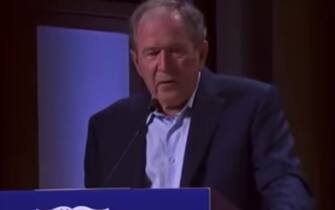 Ritorno al passato con una gaffe per l’ex presidente americano George W. Bush, che durante un discorso a Dallas ha confuso l’Ucraina con l’Iraq provocando una risata generale in platea
