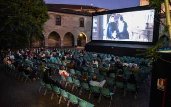 Proiezione serale all’aperto nel Chiostro dell’Incoronata del cinema Anteo - serata di riapertura dopo il lockdown per coronavirus Covid-19