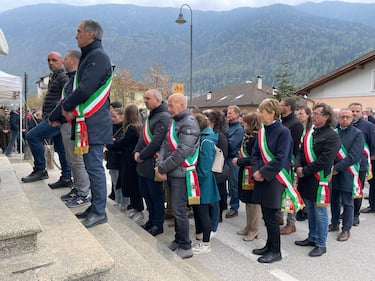 Una lunga fila sul sagrato della chiesa dell'abitato di Caldes prima della cerimonia funebre di Andrea Papi, il runner 26enne ucciso dall'orsa Jj4 lo scorso 5 aprile, 12 aprile 2023. ANSA/ LORENZO BASSO