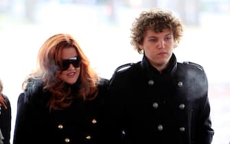 epa08542995 (FILE) - (L-R) Riley Keough, Priscilla Presley, Lisa Marie and Benjamin Keough, take to the stage during the celebration of what would have been entertainer Elvis Presley's 75th birthday near Graceland, Memphis, Tennessee, USA, 08 January 2010 (reissued 13 July 2020). Elvis Presley's grandson Benjamin Keough died at the age of 27, his mother's spokesperson announced on 13 July 2020.  EPA/LANCE MURPHEY *** Local Caption *** 01983504