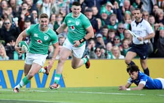 TOPSHOT - Ireland's fly-half Jack Crowley (L) runs to score the team's first try during the Six Nations international rugby union match between Ireland and Italy at the Aviva Stadium in Dublin, on February 11, 2024. (Photo by Paul Faith / AFP) (Photo by PAUL FAITH/AFP via Getty Images)