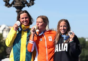 epa11535610 (L-R) Silver medalist Moesha Johnson of Australia, Gold Medalist Sharon Van Rouwendaal of Netherlands and Bronze medalist Ginevra Taddeucci of Italy pose for photos with their medals following the Women's 10km Marathon Swimming final of the Marathon Swimming competitions in the Paris 2024 Olympic Games, at the Pont Alexadre III in Paris, France, 08 August 2024.  EPA/DANIEL IRUNGU