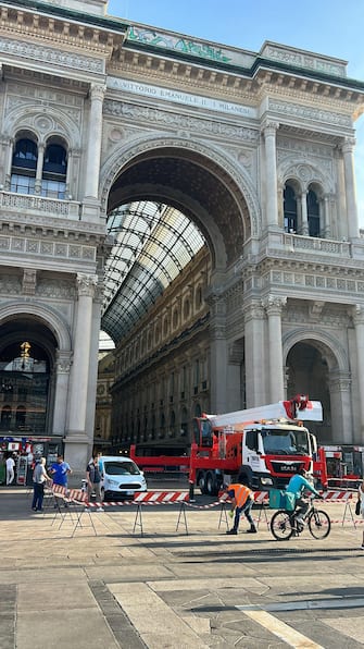 I lavori di pulizia delle scritte che hanno deturpato la Galleria Vittorio Emanuele II, in piazza del Duomo, da parte di alcuni writer, Milano, 9 agosto 2023. ANSA/ UFFICIO STAMPA COMUNE MILANO ++ HO - NO SALES EDITORIAL USE ONLY++