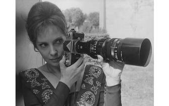 Italian actress Gina Lollobrigida takes up photography during the filming of 'Venere Imperiale' ('Imperial Venus'), in which she plays Napoleon's sister Paulette, Rome, Italy, 15th September 1962. (Photo by Keystone/Hulton Archive/Getty Images)