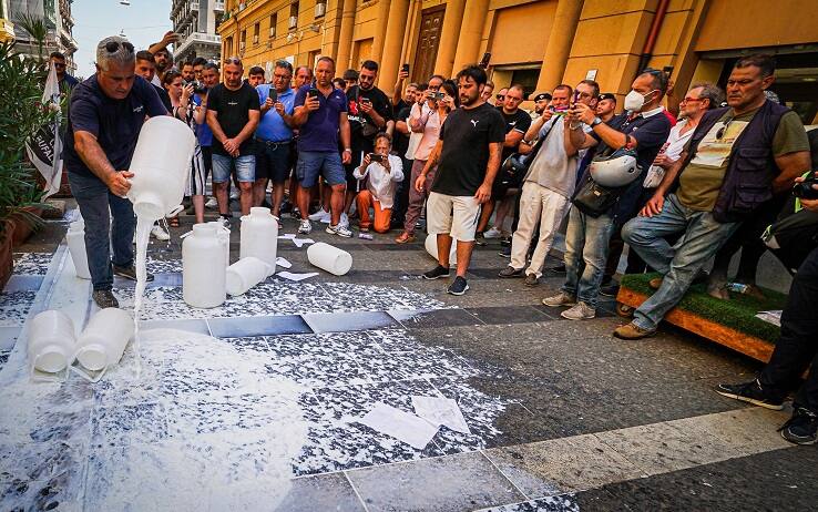 Allevatori bufalini sfilano in un corteo di protesta a Napoli sulla questione brucellosi. Il corteo si è concluso davanti alla sede della regione Campania. Napoli 21Luglio 2022. ANSA/CESARE ABBATE 