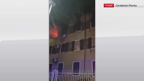 incendio parma appartamento in fiamme salvi donna e figli