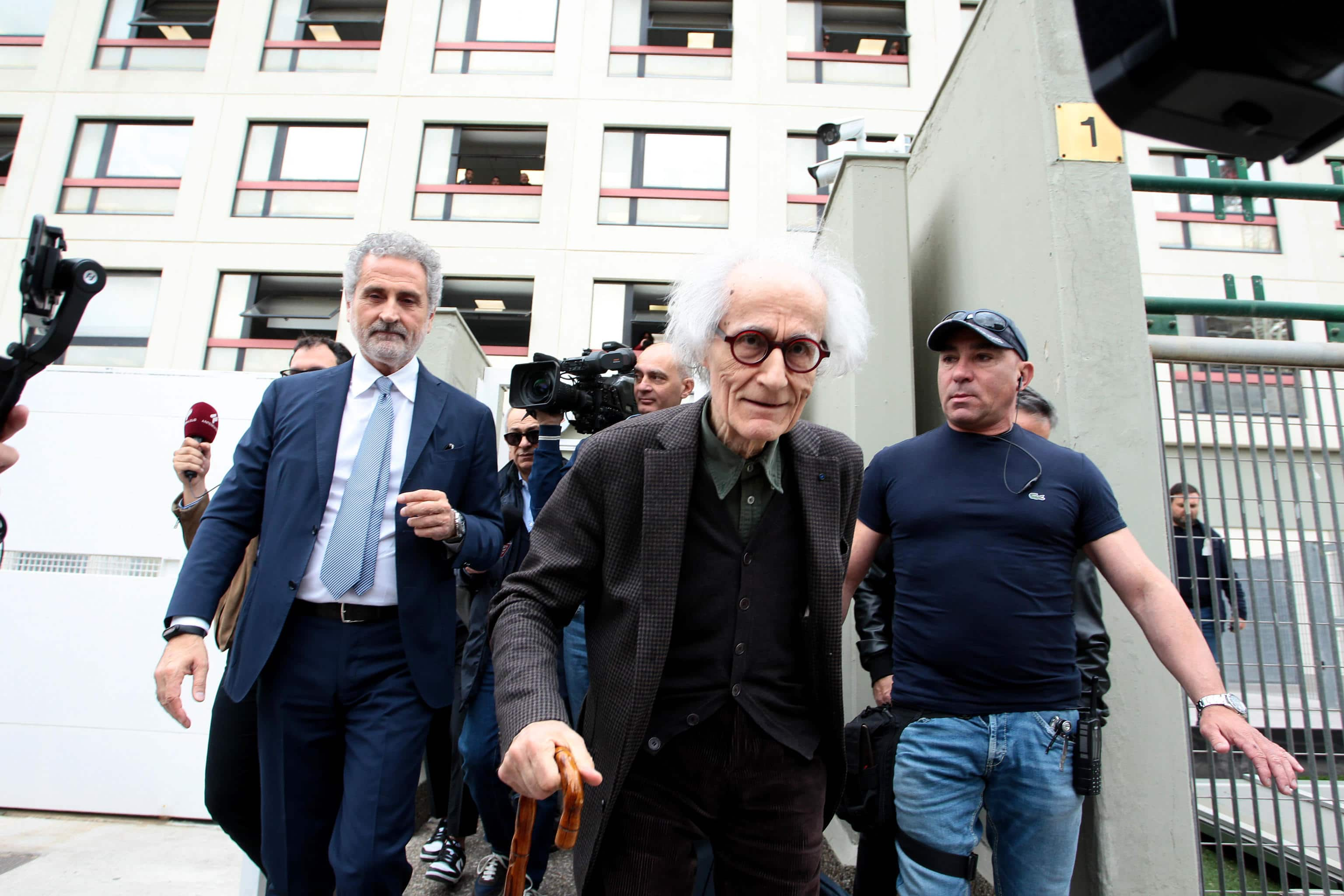 Il professore Luciano Canfora accompagnato dal avvocato Michele Laforgia arriva per l'udienza preliminare del processo per diffamazione aggravata nei confronti della premier Giorgia Meloni in procura a Bari, 16  aprile2024.
ANSA/DONATO FASANO.