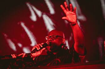 Le DJ americain Carl Cox mixe sur scene.
Le Festival europeen de musique alternatives, independantes et multiculturelles de Dour a accuelli sur cinq jours, du 13 au 17 juillet 2022, pres de 223.000 festivaliers et festivalieres. Dour, Belgique. le 13.07.2022.
Photographie de Chang Martin.

American DJ Carl Cox mixes on stage.
The european Dour Festival of alternative, andependent and aulticultural music welcomed over five days, from July 13 to 17, 2022, nearly 223,000 festival-goers. Dour, Belgium. on 13.07.2022.
Photograph by Chang Martin.