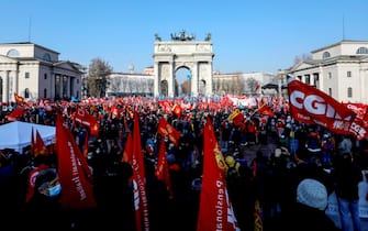 Manifestazione per lo sciopero generale all'Arco della Pace a Milano, 16 dicembre 2021.ANSA/MOURAD BALTI TOUATI