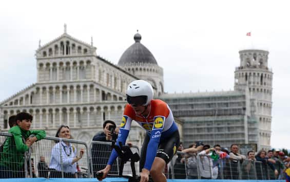 Giro, Hoole vince la crono. Del Toro in rosa