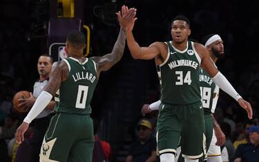 DIETRO A: LILLARD & ANTETOKOUMPO