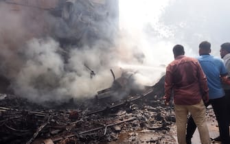 Incidente aereo Firefighters work at the site where Air India flight 171 crashed in a residential area near the airport in Ahmedabad on June 12, 2025. The London-bound passenger plane crashed on June 12 in India's western city of Ahmedabad with 242 on board, aviation officials said in what the airline called a "tragic accident". (Photo by Sam PANTHAKY / AFP)